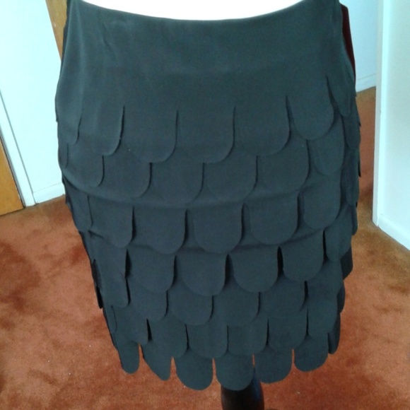 NWT. Pull-on black skirt with layers of U cuts - Picture 2 of 7